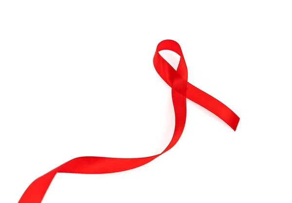 Aids Awareness Cinta roja del corazón aislada sobre fondo blanco  . — Foto de Stock