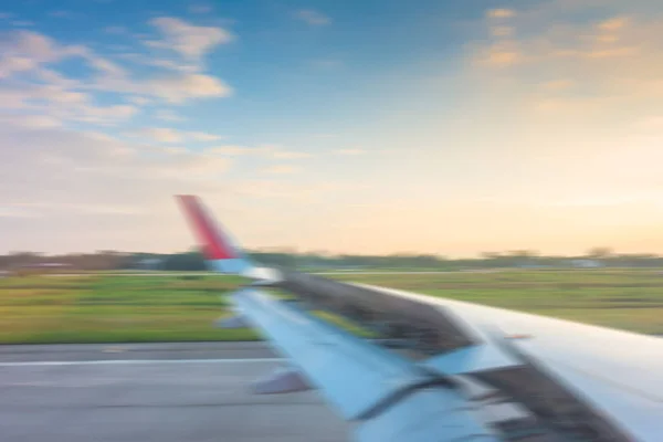 Ala borrosa abstracta mientras se rompe durante el aterrizaje en la pista  . —  Fotos de Stock