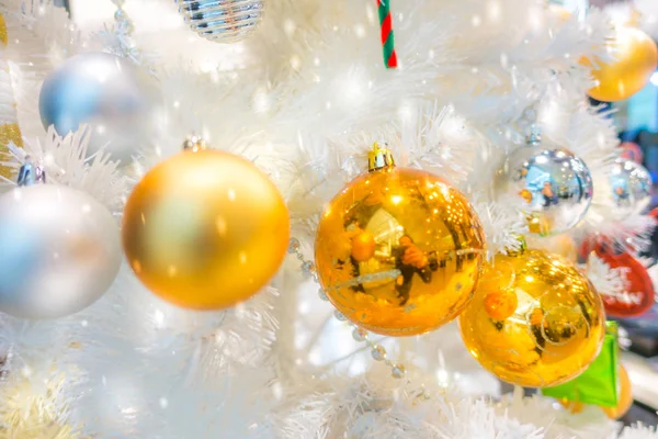 Weihnachtsbaum und Dekoration . — Stockfoto