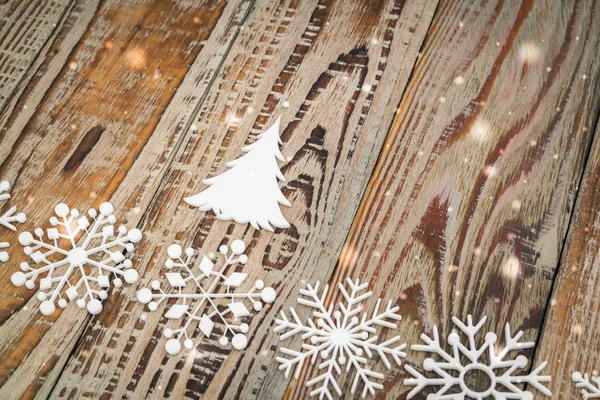 Fiocchi di neve di carta su sfondo di legno  . — Foto Stock
