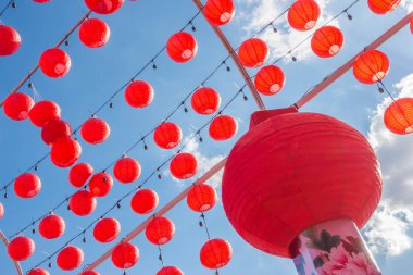 Mavi gökyüzü olan Çin yeni yıl fenerleri .