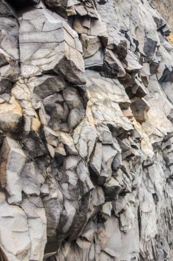 Reynisdrangar beach, İzlanda yakınındaki gri bazalt sütunları .