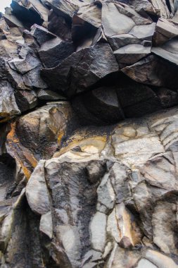 Reynisdrangar beach, İzlanda yakınındaki gri bazalt sütunları .