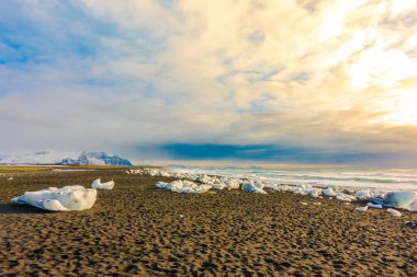 Ice cube siyah kaya kumsalda, İzlanda kış sezon la kırma
