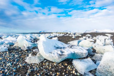 Ice cube siyah kaya kumsalda, İzlanda kış sezon la kırma