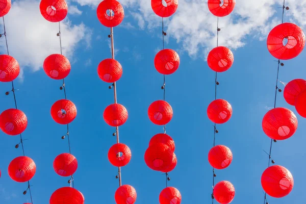 Lanternas de ano novo chinês com céu azul  . — Fotografia de Stock