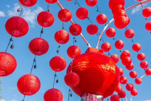 Lanterne cinesi di Capodanno con cielo blu  . — Foto Stock