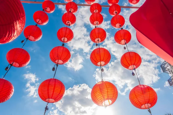 Lanterne cinesi di Capodanno con cielo blu  . — Foto Stock