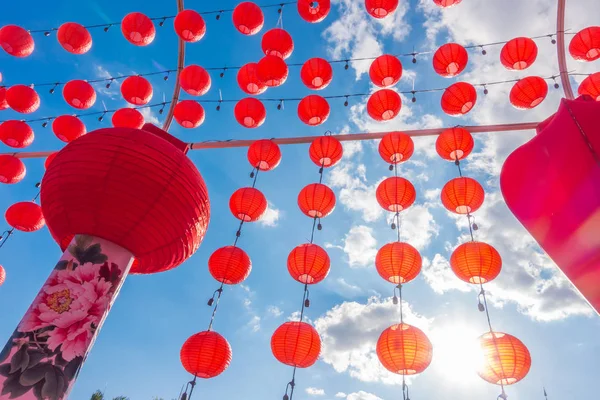 中国新年灯笼，蓝天 . — 图库照片