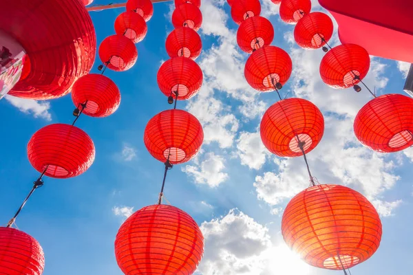 Linternas chinas de año nuevo con cielo azul  . — Foto de Stock