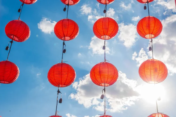 Chinesische Neujahrslaternen mit blauem Himmel . — Stockfoto