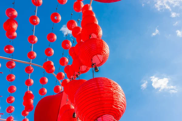 Chinesische Neujahrslaternen mit blauem Himmel . — Stockfoto