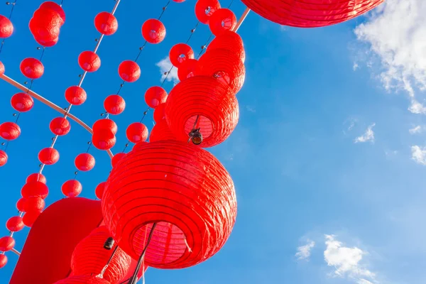 Lanterne cinesi di Capodanno con cielo blu  . — Foto Stock
