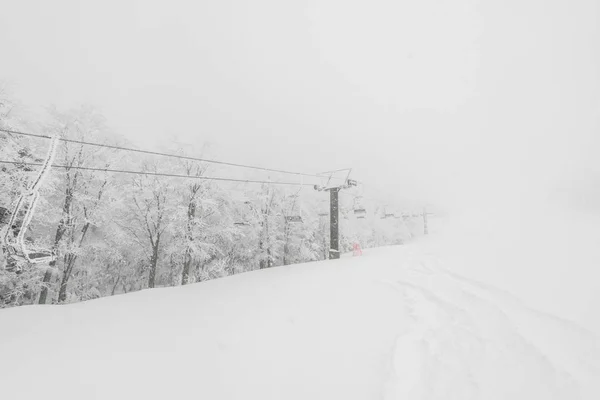 Elevador de esqui sobre montanha de neve em estância de esqui  . — Fotografia de Stock