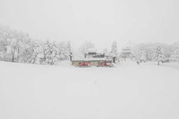 Лижний підйомник над сніжною горою на гірськолижному курорті  . — стокове фото