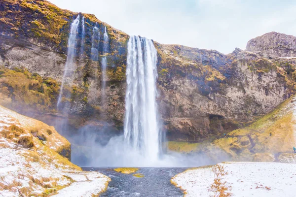 Belle cascade célèbre en Islande, saison d'hiver  . — Photo