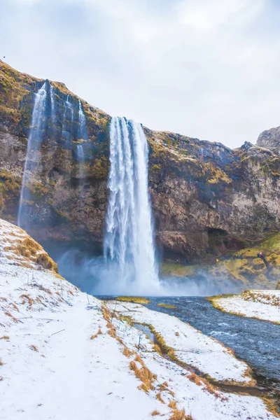 Prachtige beroemde waterval in IJsland, winterseizoen . — Stockfoto