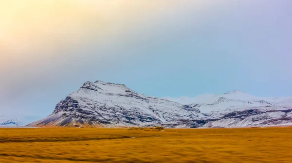 Hóval borított hegyvidéki Izland téli szezonban . — Stock Fotó