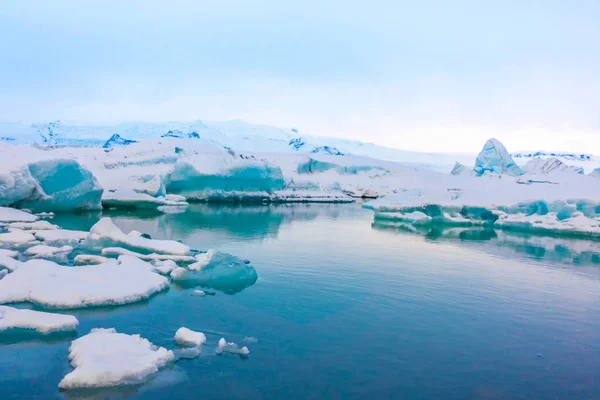 Айсберги в Ледниковой лагуне  . — стоковое фото