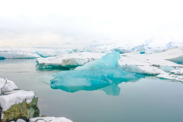 アイスランドの氷河のラグーンで氷山 . — ストック写真