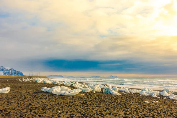 검은 바위 해변, 아이슬란드 겨울 시즌 라에 아이스 큐브 — 스톡 사진
