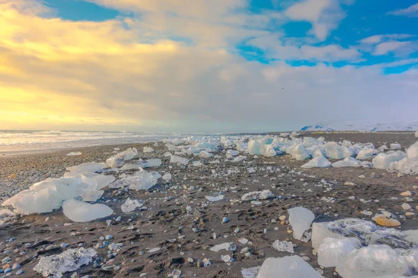 Kostka lodu łamanie na czarnej skały plaży, Islandia zima sezon la — Zdjęcie stockowe