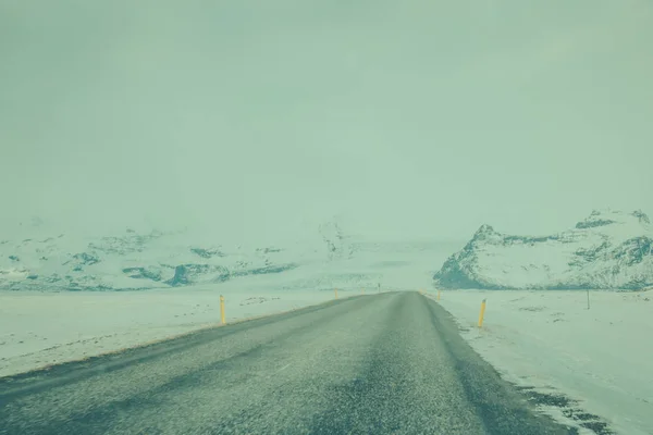 Estrada na Islândia, época de inverno. (Imagem filtrada processada vinta — Fotografia de Stock