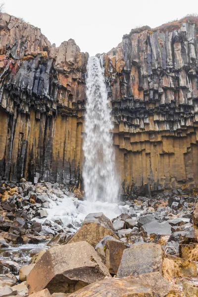 Hermosa cascada famosa en Islandia, temporada de invierno  . — Foto de Stock