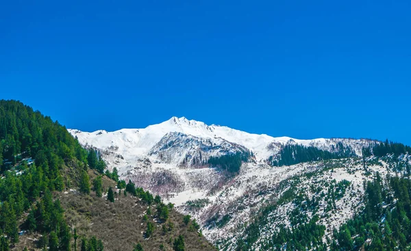 Güzel kar kaplı dağlar manzara Kashmir devlet, Hindistan
