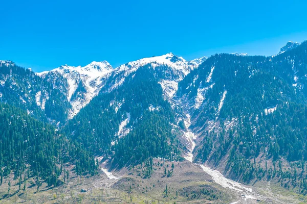 美しい雪覆われた山の風景カシミール州、インド — ストック写真