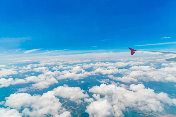 Asa de um avião voando acima das nuvens . — Fotografia de Stock