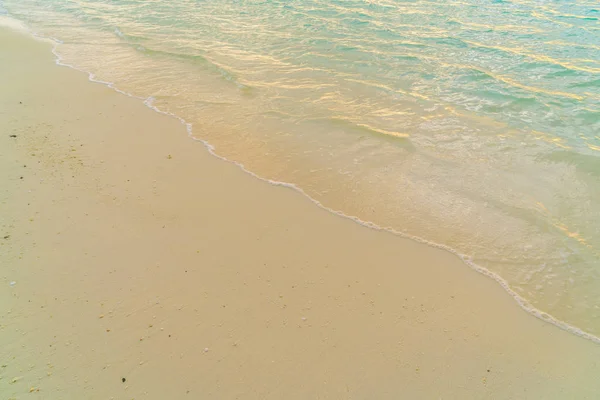 Belo pôr do sol com o céu sobre o mar calmo em Maldivas tropicais é — Fotografia de Stock