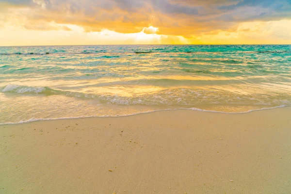 Hermosa puesta de sol con el cielo sobre el mar tranquilo en las Maldivas tropicales es —  Fotos de Stock