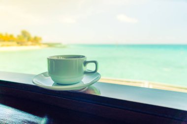 Güzel tropikal Maldivler ada ile Kahve fincanı. ( Filtrelenmiş