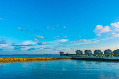 Su Villa tropikal Maldivler Island ile güzel gün batımı