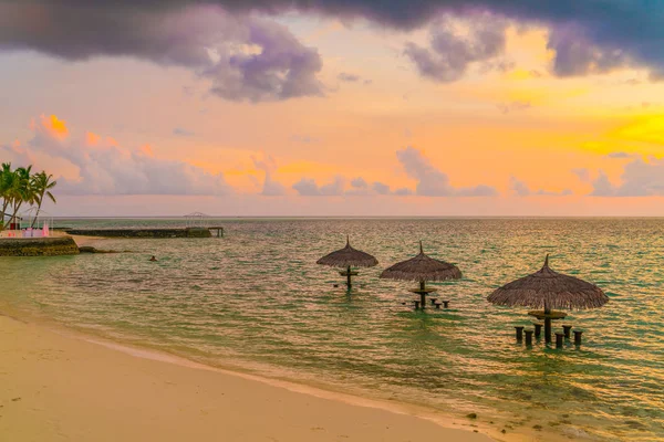 Hermosa puesta de sol con el cielo sobre el mar tranquilo en las Maldivas tropicales es — Foto de Stock