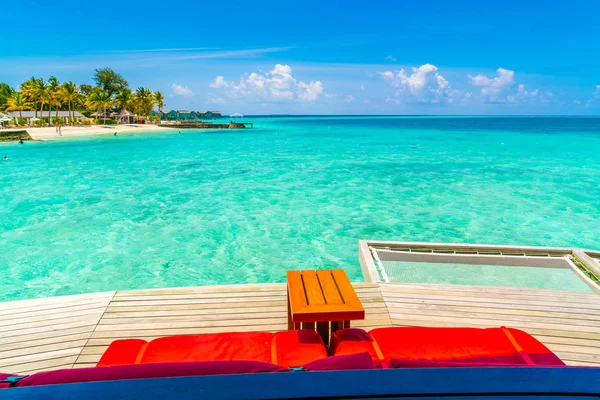 Assento líquido de férias na ilha de Maldivas tropicais e beleza do — Fotografia de Stock