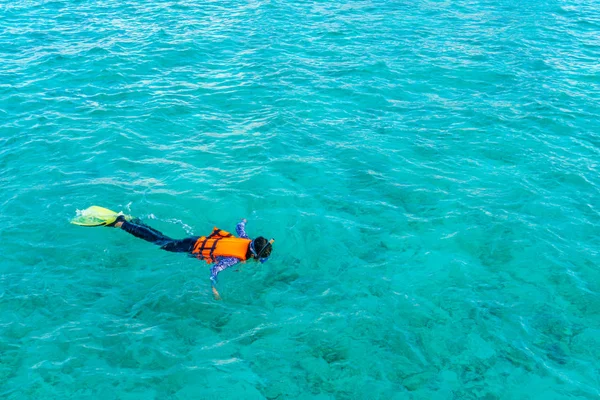 Snorkel en la isla tropical de Maldivas  . — Foto de Stock