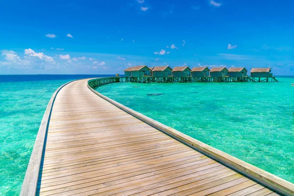 Belles villas aquatiques dans l'île tropicale des Maldives   . — Photo