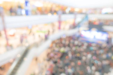 İnsanlar alışveriş merkezinde bulanıklık .