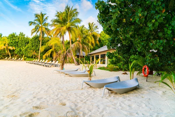 Sillas de playa en la isla de Maldivas al amanecer  . —  Fotos de Stock