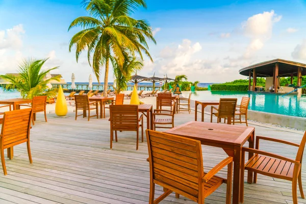 Mesa e cadeiras no restaurante na ilha tropical das Maldivas  . — Fotografia de Stock