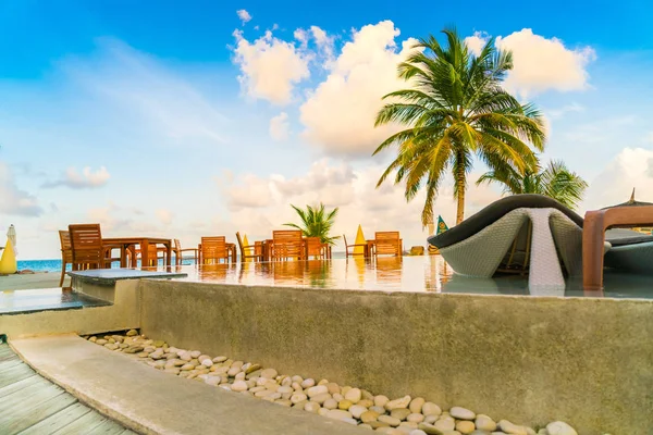 Mesa y sillas en el restaurante en la isla tropical de Maldivas  . —  Fotos de Stock