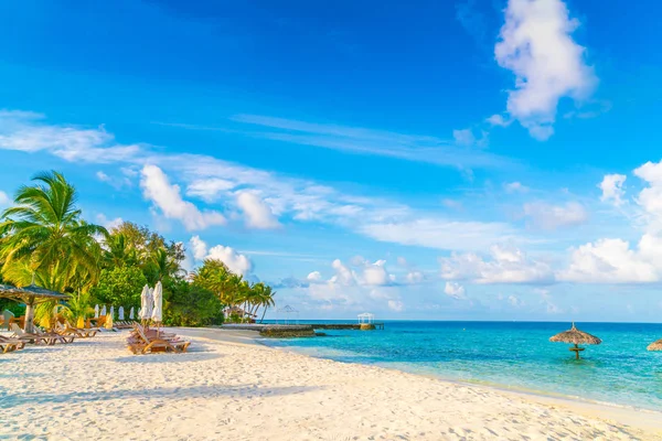 Plaj sandalyeleri Maldivler Island, beyaz kumlu Plajda şemsiye ile — Stok fotoğraf