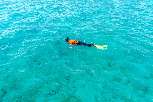 Plongée avec tuba aux Maldives tropicales île  . — Photo