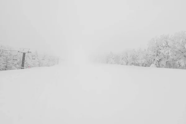 Impianti di risalita sulla neve nella stazione sciistica  . — Foto Stock