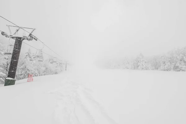 Elevador de esqui sobre montanha de neve em estância de esqui  . — Fotografia de Stock