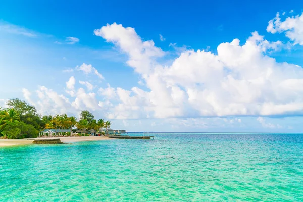 Güzel tropikal Maldivler ada beyaz kumlu plaj ve se ile — Stok fotoğraf