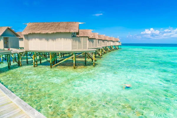 Piękna woda villas w tropical island Malediwy  . — Zdjęcie stockowe