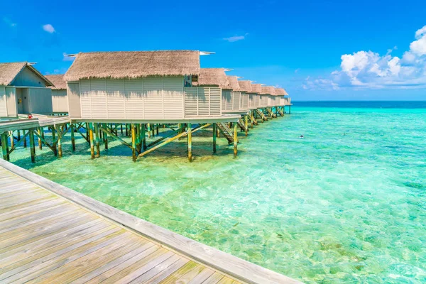 Hermosas villas de agua en la isla tropical de Maldivas   . — Foto de Stock